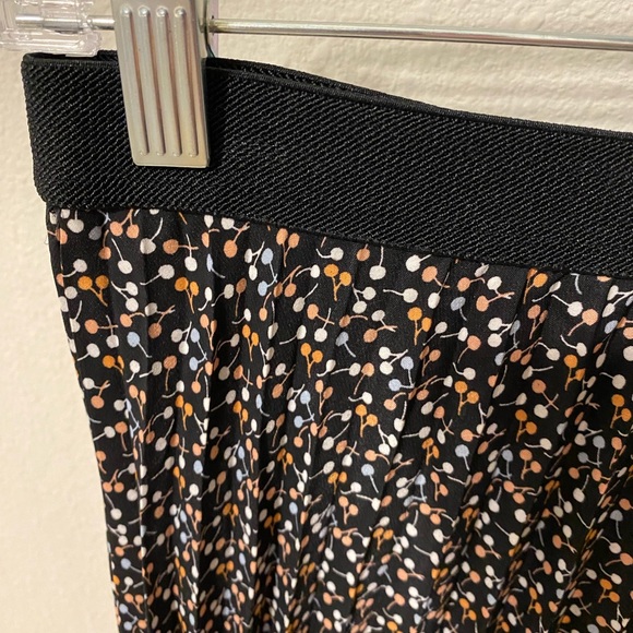 NWT Max Studio black print pleated elastic waist skirt, MSRP $88! Size Medium - Picture 3 of 7
